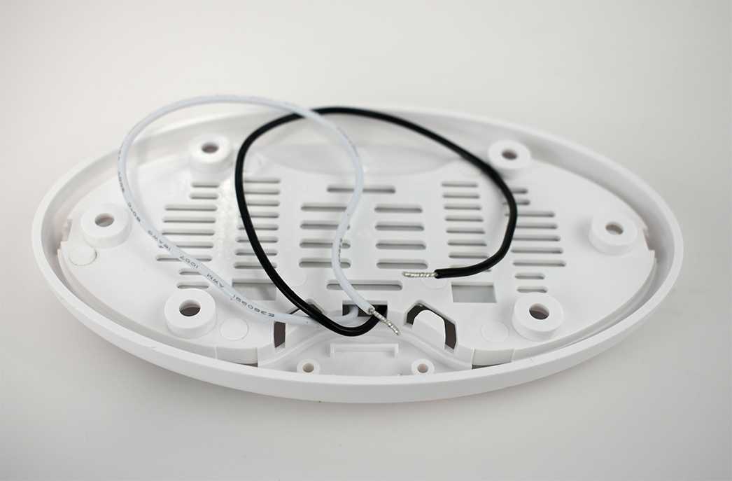 TecNiq E51 : Oval Surface Mount Dome Light backside showing two wire